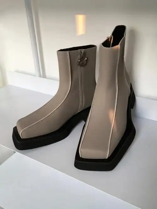 和休闲穿搭的话,91那一定会有这双英伦风倾斜方头拼接修长中筒靴!