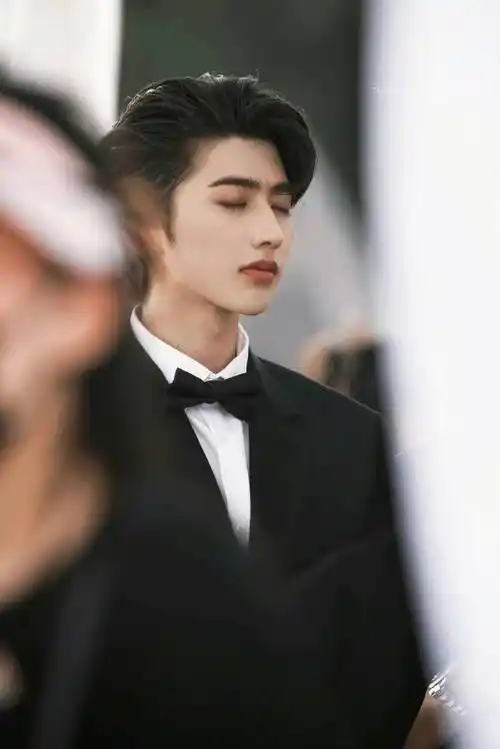 蔡徐坤的缺席:内娱舞台的缺失与反思