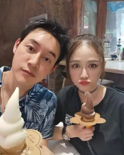 陈乔恩晒与朋友出游照片,并搭着好友陈正飞手臂惹争议,评论区霸气回怼