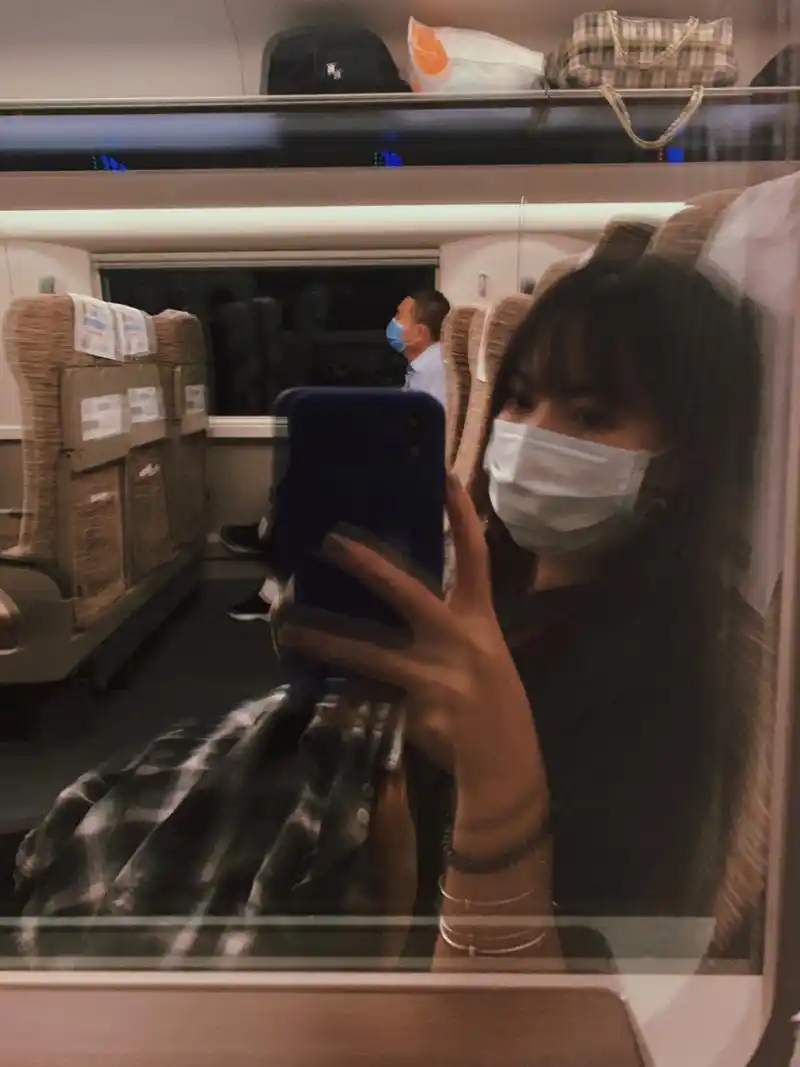 08du-du,朋友圈坐高铁文案 . 在高铁上的自拍.滤镜是醒图卡梅尔.