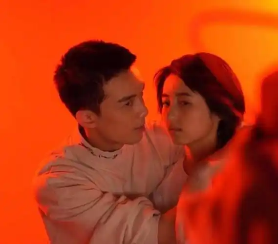 吴磊张子枫毕业照花絮公开两人站在一起就cp感爆棚初恋的感觉来了