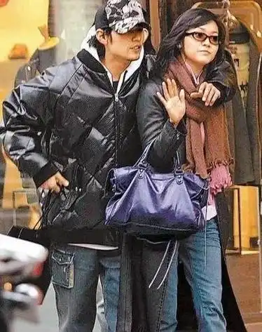 而周杰伦立刻召开新闻发布会,承认自己在和侯佩岑谈恋爱.