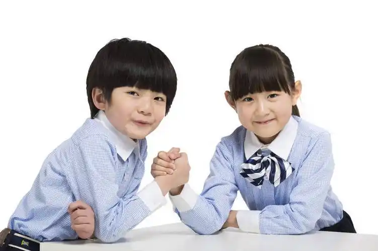 中国,图片,小孩,小女孩,课桌,趴着,站着,休闲,同学,校服,放松,可爱