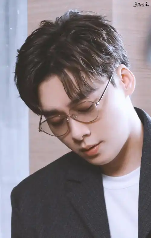 李易峰窗边侧颜大片#李易峰秋天的一波库存金属眼镜和西装 禁欲系的