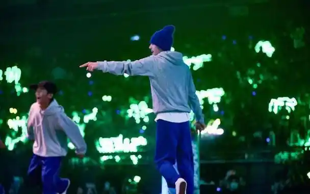 240215王一博街舞现场照舞动风采粉丝热情盛赞