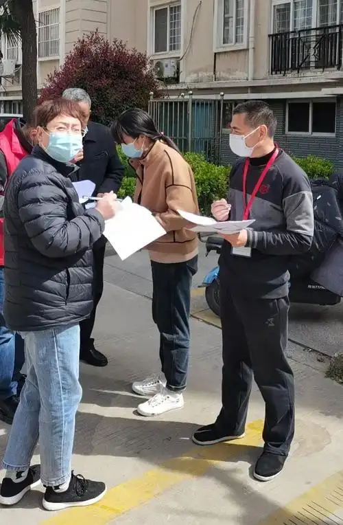 宿迁市宿迁市红十字会红十字旗帜在疫线高高飘扬一