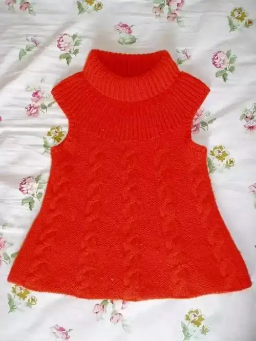 小姑娘比较胖,所以这条裙子比第一条织的稍微大了点,我起的是200针,圈