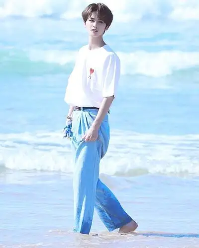 《奇妙的食光》朱正廷,黄明昊,小鬼王琳凯任性颜值,沙滩帅照