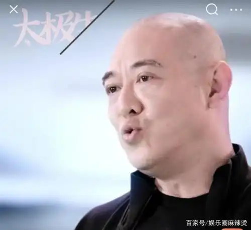 56岁李连杰光头形象出镜,教网友打太极,身材发福已现"老年斑"