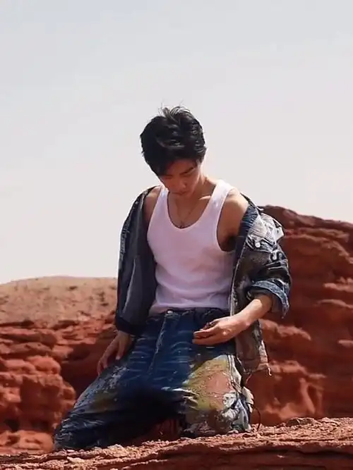 苏战超话#肖战1005生日快乐#狂舔肌肉线条和手臂的青筋和性感锁骨和