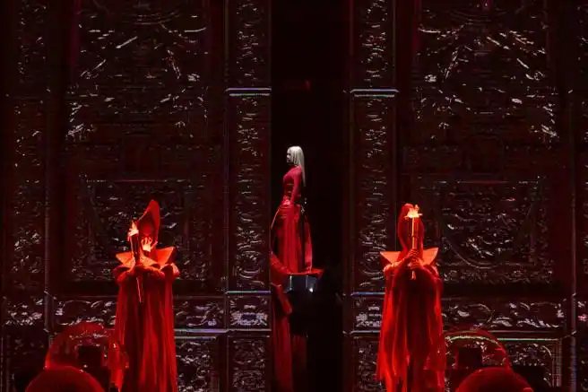 蔡依林超话    红衣女王,统御全场.