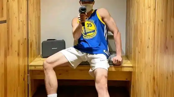 在角落里等待的白袜长腿体育生帅哥