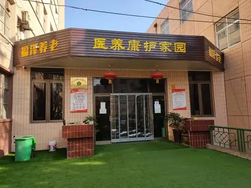 曹氏姊妹们去胜利厂敬老院看 望娘姨夫