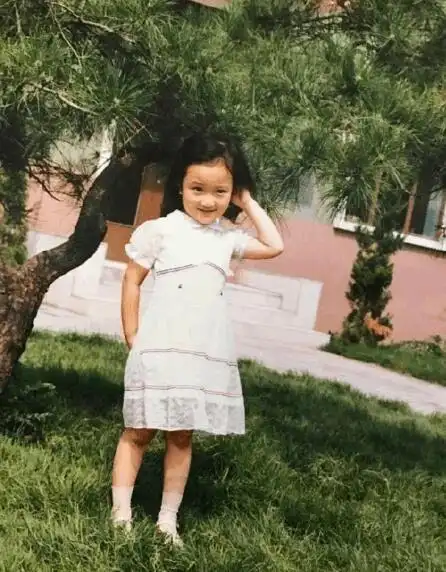 李小璐微博自曝小时候照片,网友:甜馨只是还没长开_网易订阅