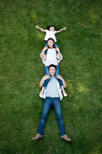 一家三口在草地玩耍