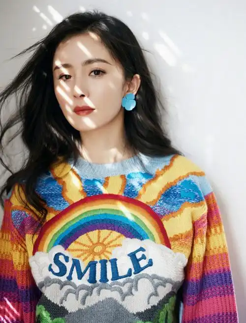 杨幂彩虹刺绣毛衣