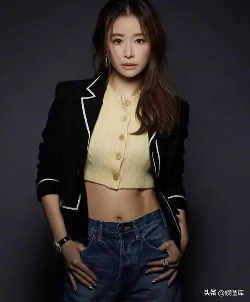 林心如换了摩卡波波头年轻10岁,穿黑色纱裙亮相,美得像换了个人