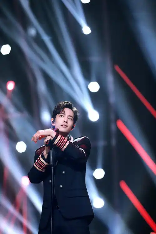 我们的歌时期的肖战真的帅得天崩地裂各种百变造型都与歌曲完美契合