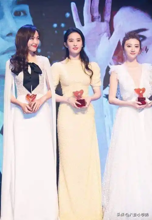 刘亦菲膀大又腰圆算不算顶级美人?看看她和杨幂的合照你就 .