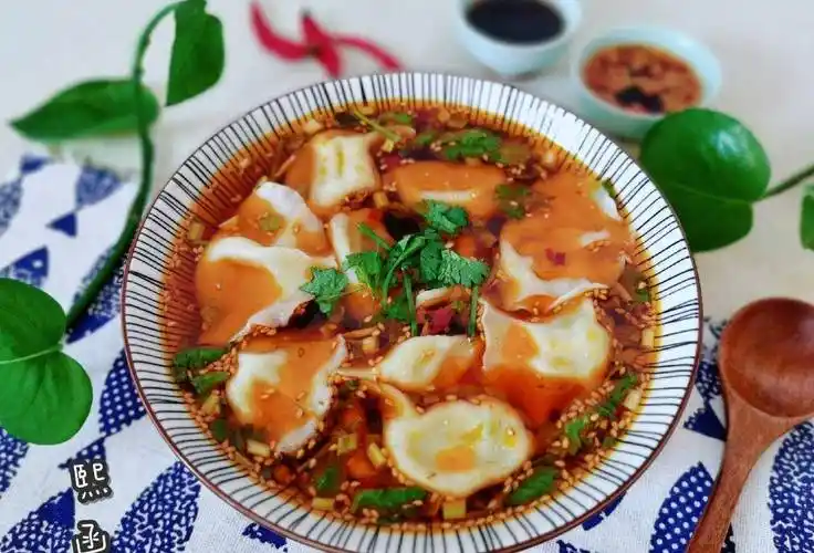 原创酸汤水饺好吃汤底调配很关键这样做酸辣鲜香天冷吃过瘾