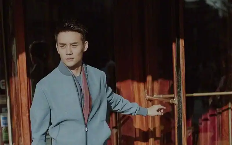 王凯巴黎街头轻熟男写真桌面壁纸