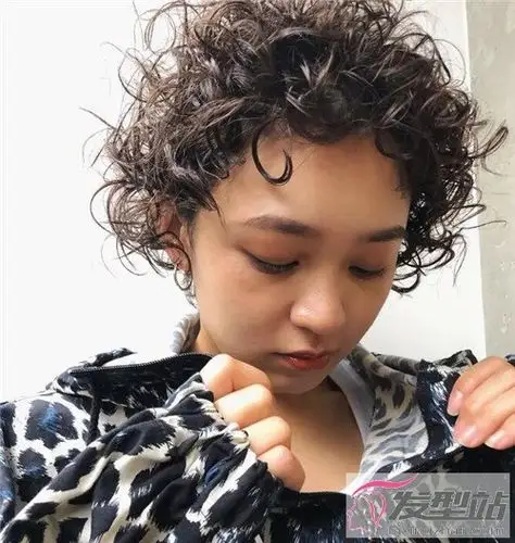 短发女生爆炸卷 凌乱美又洋气