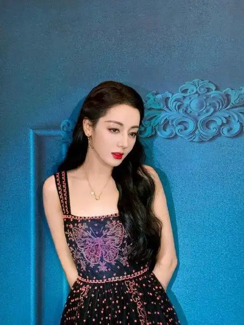 迪丽热巴复古红裙造型出图,好绝的一张脸!