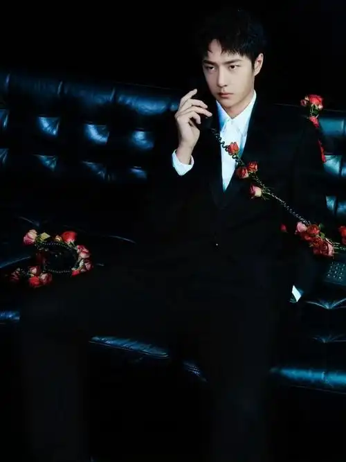 王一博蓝调真的很出片玫瑰与西装博的完美呼应我真的好爱