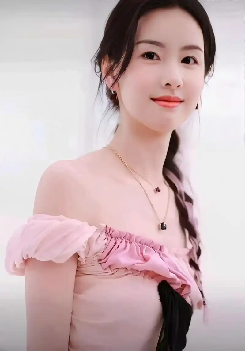 从媒体角度看陈都灵的生活照,她笑起来那么明显卧蚕,整个人干净清爽