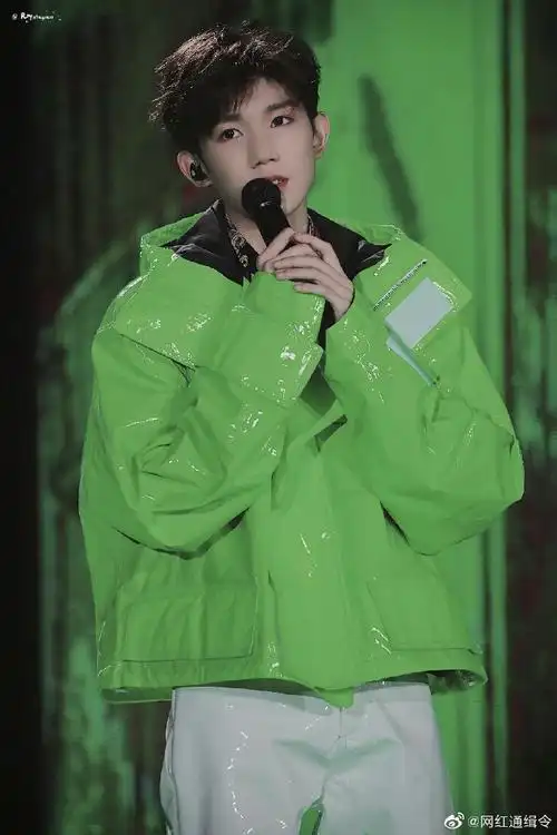 王源超话#绿色单品穿搭#这种死亡荧光绿谁能hold住!必须是王源呀!