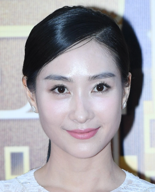 女星陶昕然出席活动,一身白裙十分耀眼,尽显迷人身材