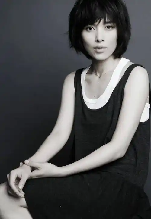 靳东"金屋藏娇"的老婆原来是她!穿两条背心看着简单,却很高级_李佳_造