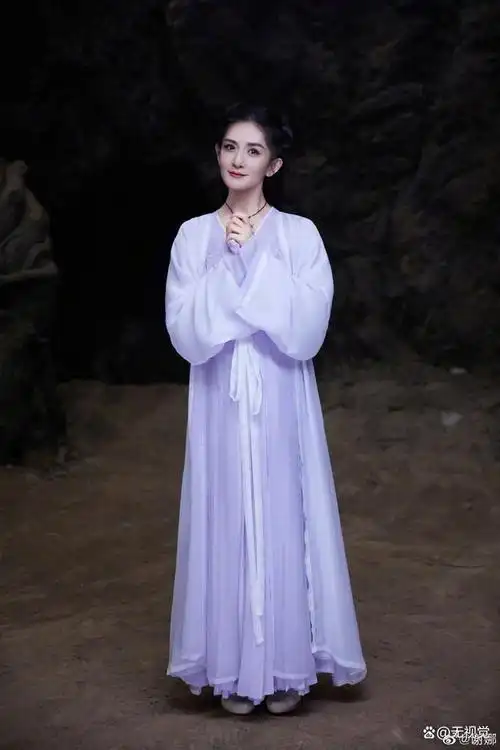 谢娜在《萌探》模仿经典角色"花千骨",并邀请赵丽颖给出评价.