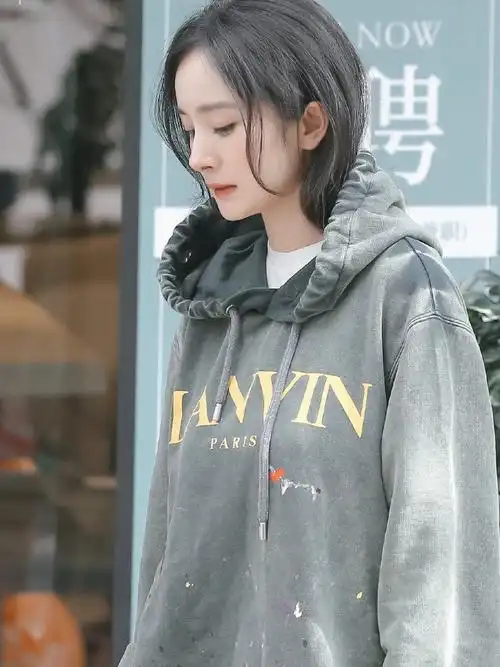 跟着杨幂学穿搭手绘泼墨限量胶囊连帽卫衣