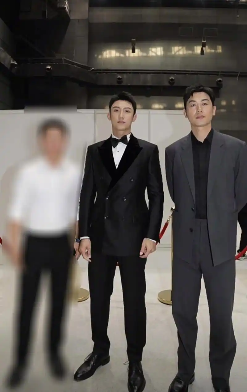 黄景瑜,朱亚文合照,对a啊!两个人的攻气都快挡不住了!