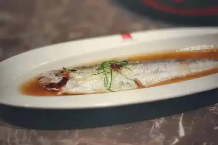 在长江全面禁渔之前,长江刀鱼尽管数量非常少了,但是,却也有人能捕捞