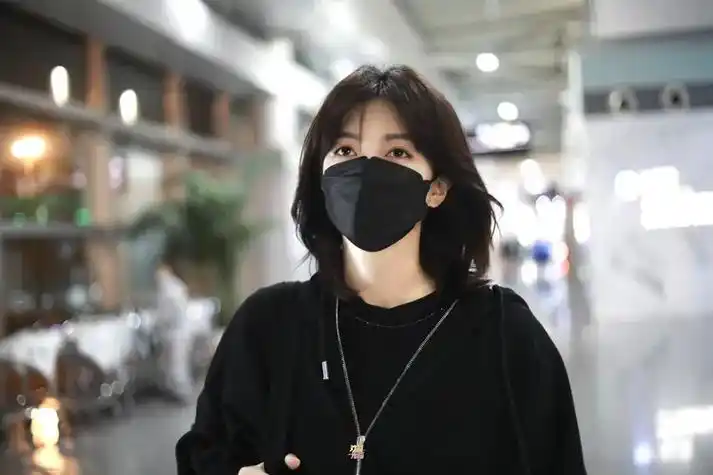 江疏影剪了新齐肩发型洋气10倍穿卫衣皮裤走机场时髦减龄