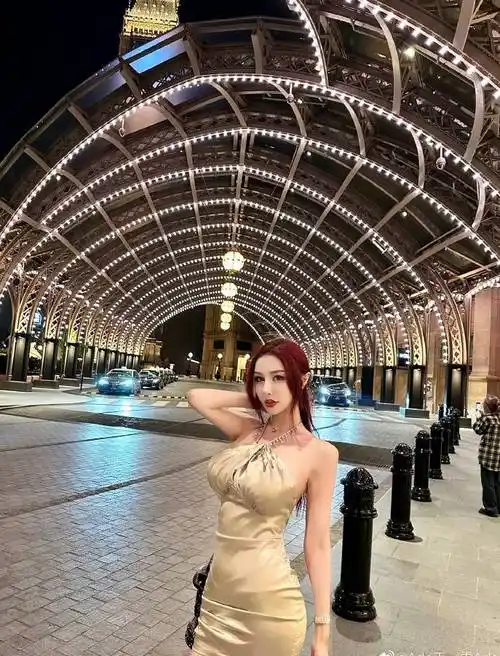 28岁女星王一霏的旅游照曝光,穿金色吊颈短裙,露出大长腿_照片_澳门