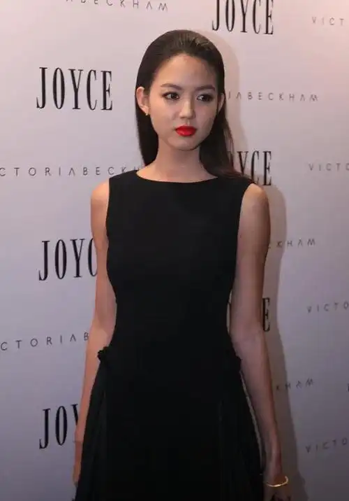 张梓琳的气场一般人超不过,与"贝嫂"合影,感觉也并不输阵