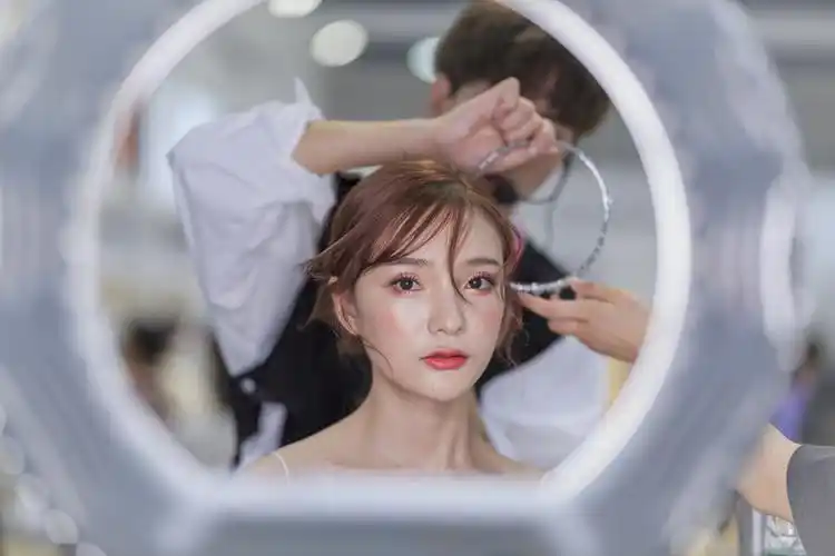 化妆师,造型师洞察最新产品的平台,精彩绝伦的分享会帮助现场同仁网罗