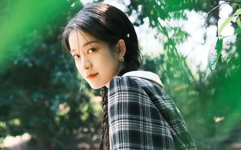 张雪迎初秋麻花辫写真花絮