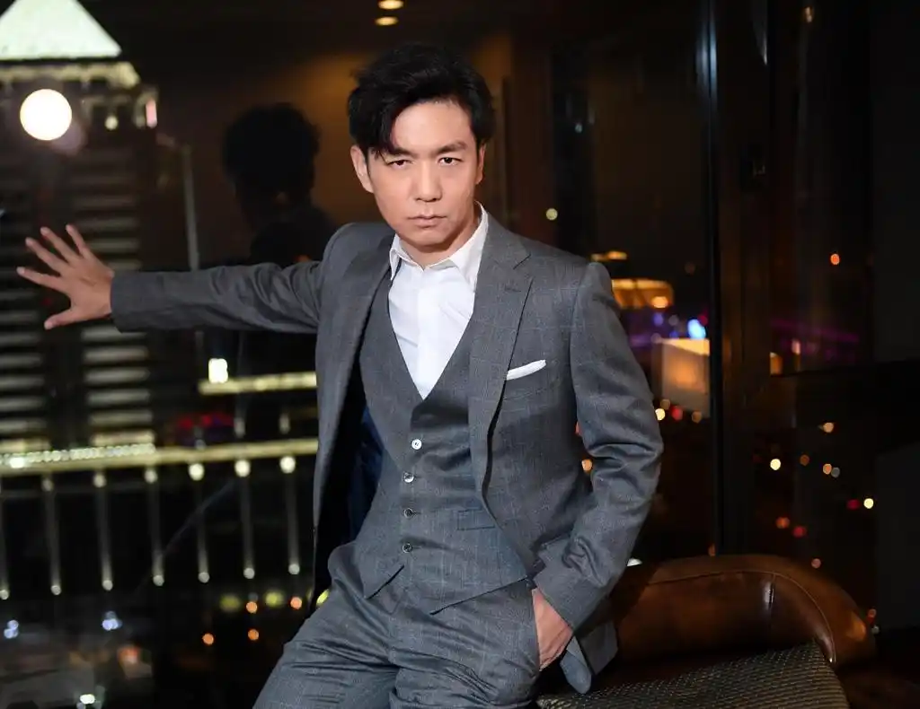 邢佳栋年度飞跃 获"美动华人公益盛典"双向认可