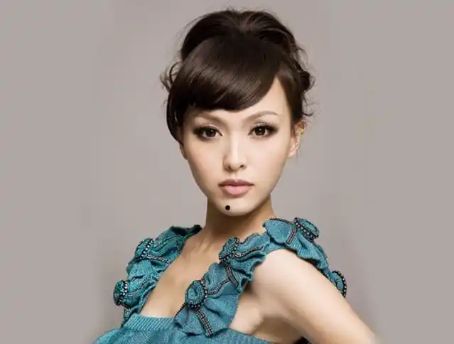 女人下巴有这几颗痣富贵双全,儿孙满堂!