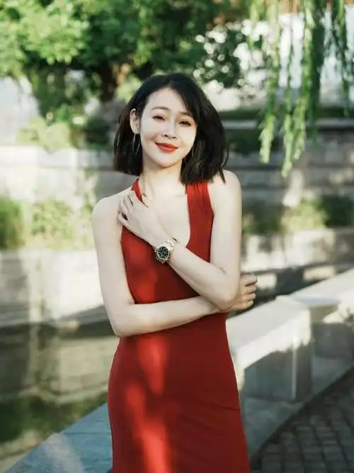 41岁的于明加,长得何止漂亮,穿衣品味更是令人赞叹.