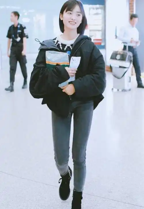 看起来很有层次感,里面是一件白衬衫,下面是一条蓝色的紧身牛仔裤,再