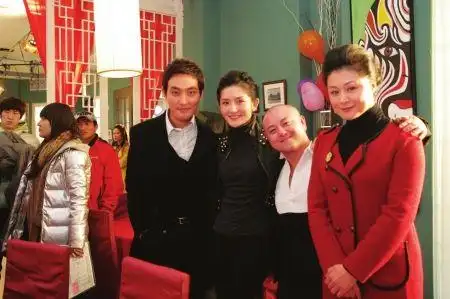 于月仙(右一)与安七炫,谢娜,刘乙麟本报讯《乡村爱情》中"谢大脚"的