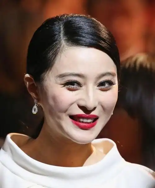 外媒镜头才是真的照妖镜,热巴成村姑,范冰冰都变土肥圆!