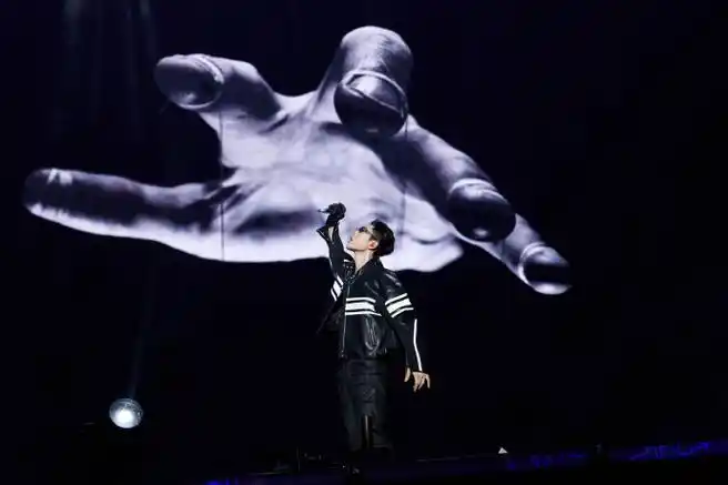 王子异超话赤色于黑夜里绽放,滚烫音符点燃靓仔@王子异舞台上的每一瞬