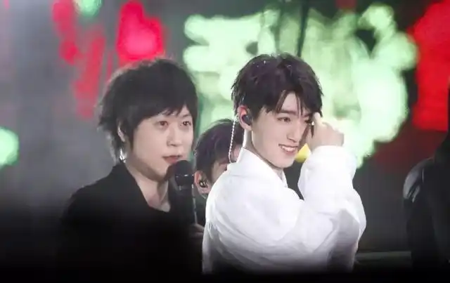 粉丝在王俊凯拍广告间隙解释周年蓝海应援王俊凯回应了霸气