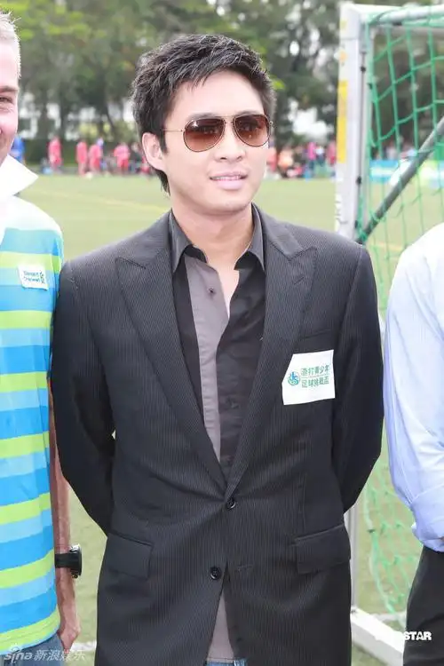 霍启山助阵足球活动